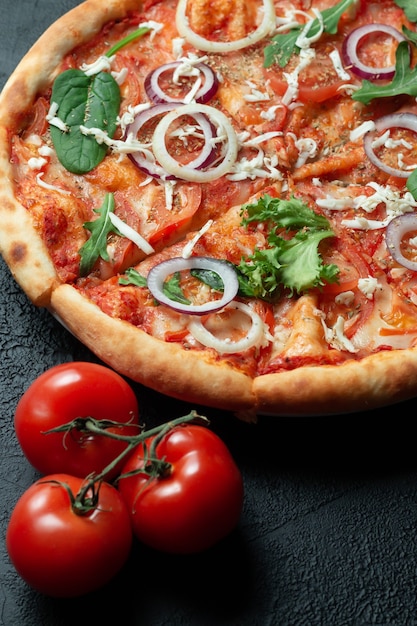 Pizza italienne classique sur fond sombre