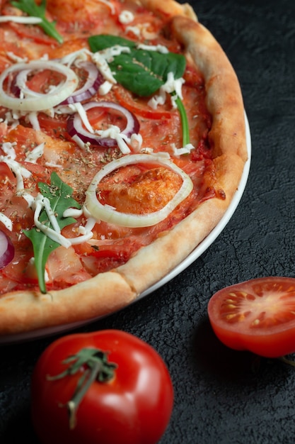 Pizza italienne classique sur fond sombre