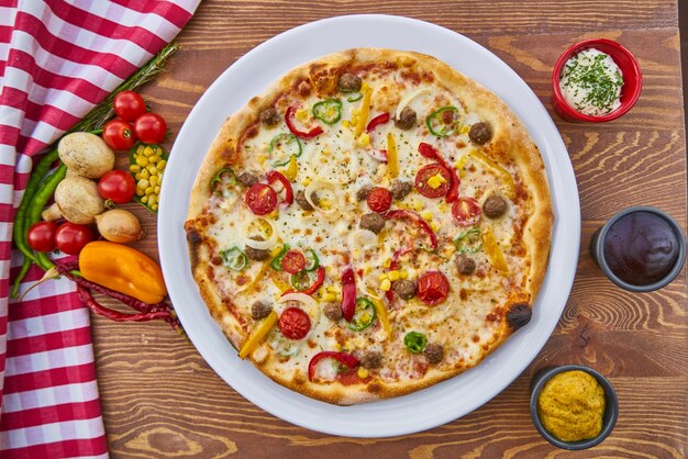 Pizza italienne délicieuse aux légumes colorés