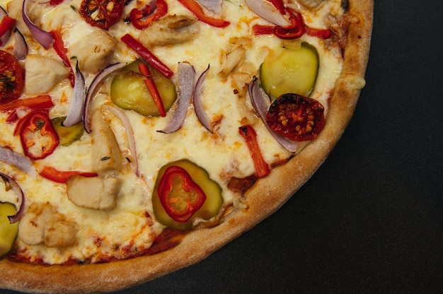 Pizza italienne épicée aux légumes et poulet