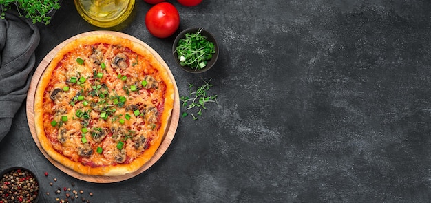 Pizza italienne sur fond de béton noir avec espace pour copier