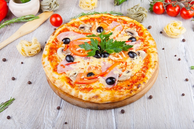 pizza italienne sur un fond en bois avec décoration autour