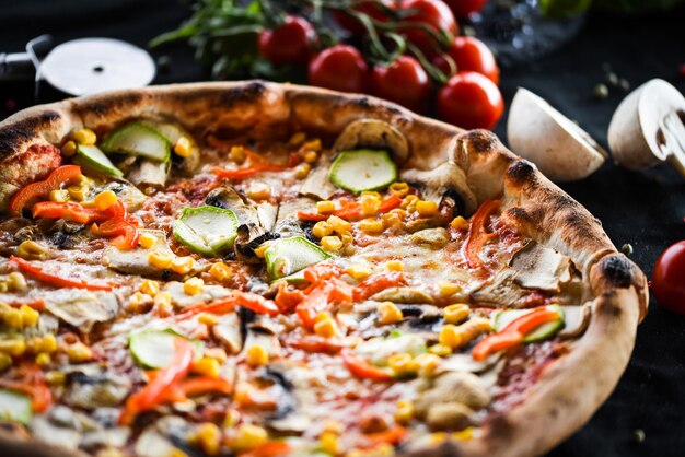 Pizza italienne fraîche avec des légumes