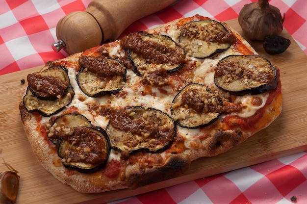 Pizza italienne sur pâte à air aux aubergines et aux noix