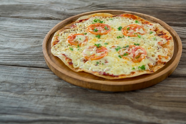 Pizza italienne sur une planche en bois