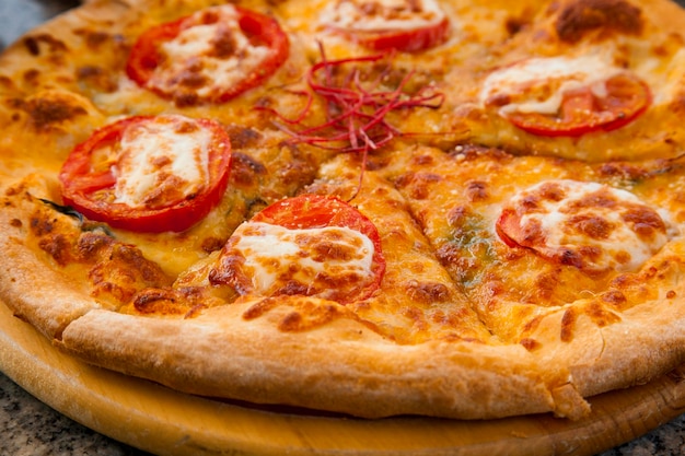 Pizza italienne riche et croustillante en gros plan