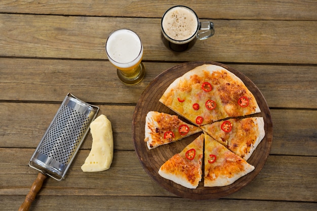 Pizza Italienne Servie Sur Un Plateau à Pizza Avec Une Chope De Bière Et Un Verre