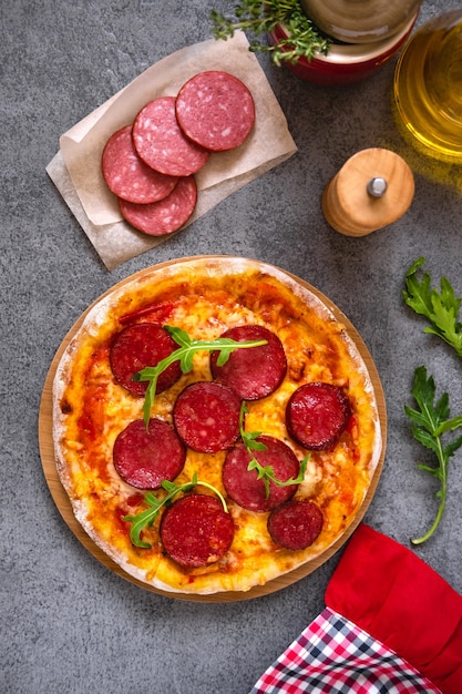 Pizza italienne sur table sombre.Vue de dessus de pizza italienne traditionnelle. Pizza au pepperoni.