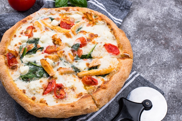 Pizza italienne à la tomate, la mozzarella et le poulet