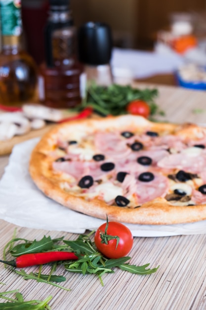 Photo pizza italienne traditionnelle au jambon et aux olives