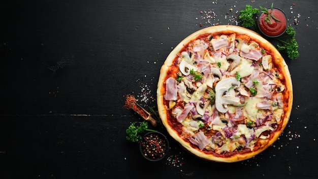 Pizza italienne traditionnelle aux champignons et bacon Vue de dessus espace libre pour votre texte Style rustique