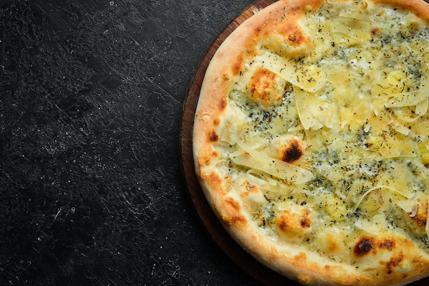 Pizza italienne traditionnelle avec fromage Livraison à domicile de nourriture sur fond de pierre noire