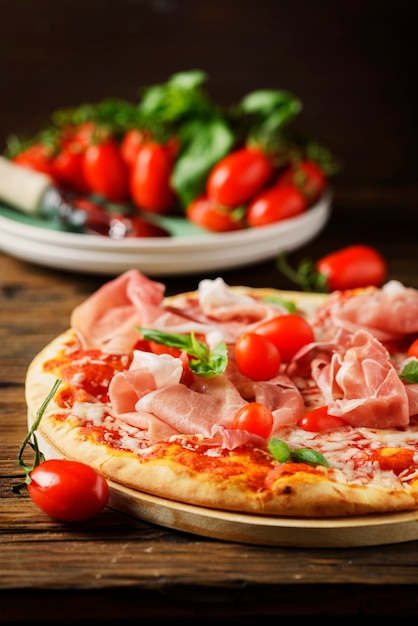 Pizza italienne traditionnelle avec mozzarella, tomate et bacon, mise au point sélective et copyspace