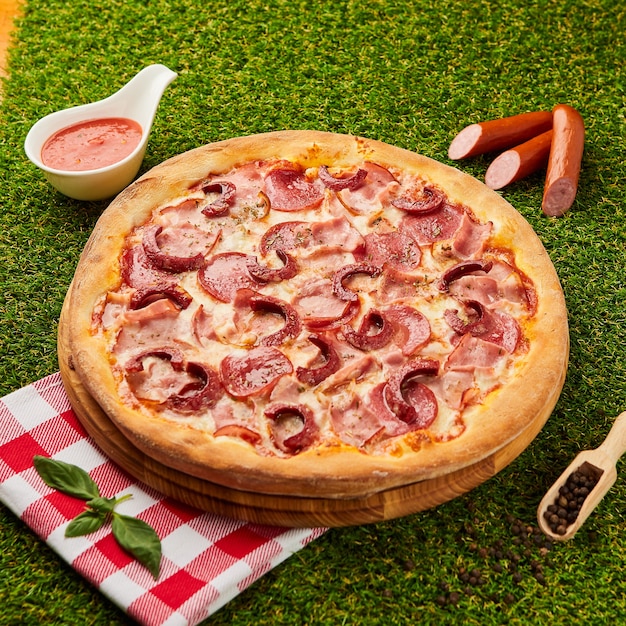 Pizza italienne traditionnelle avec salami