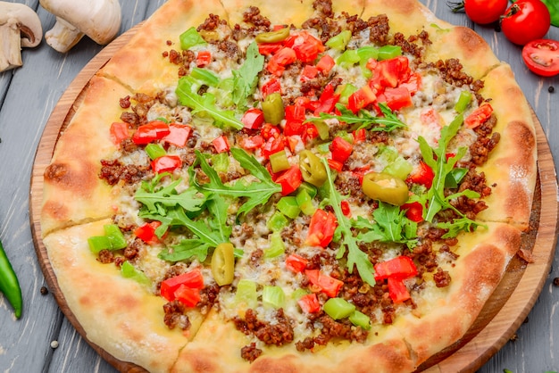 Pizza italienne traditionnelle avec de la viande hachée sur bois