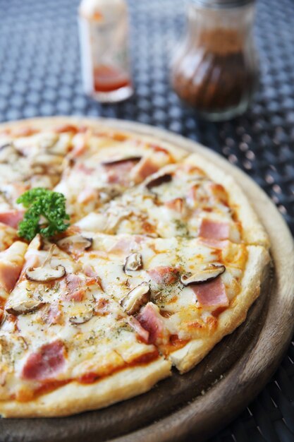 Pizza jambon et champignons