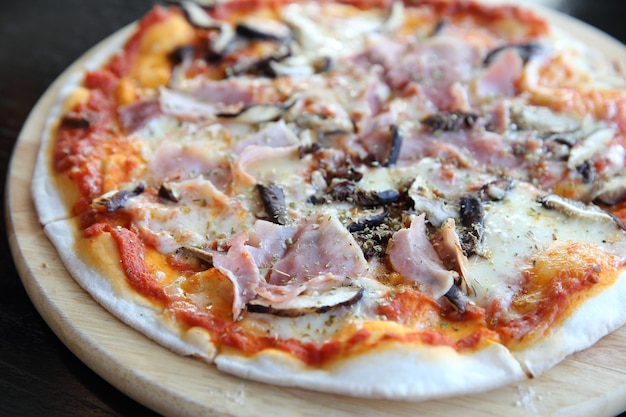 Pizza jambon et champignons