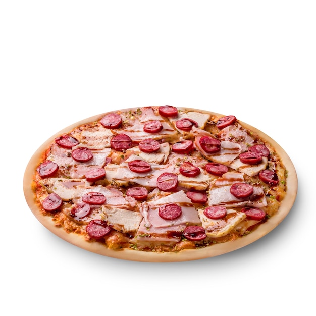 Pizza jambon et saucisse sur fond blanc. Copiez l'espace. Fait maison avec amour. Livraison rapide. Recette et menu. Vue de dessus.