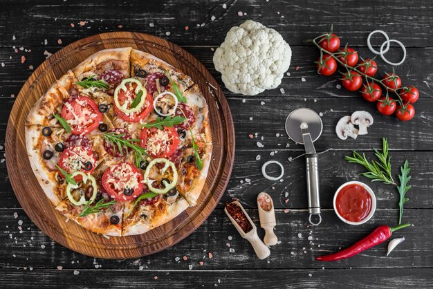 Pizza De Légumes, Champignons Et Tomates Sur Fond Noir En Bois.