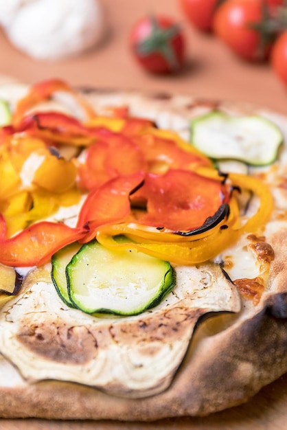 Une pizza avec des légumes.