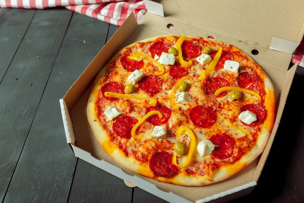 Pizza livrée dans une boîte en carton