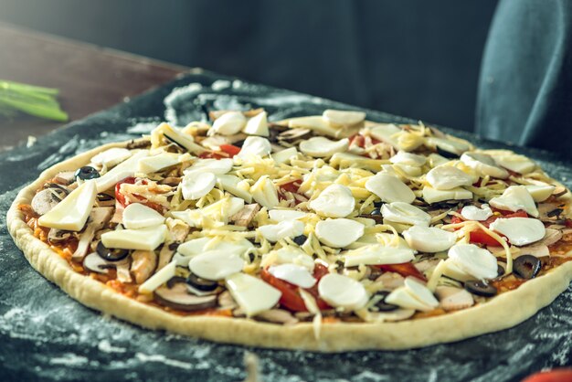 Pizza maison au fromage et légumes