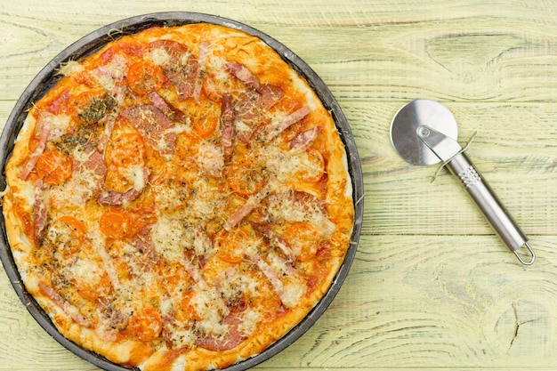 Pizza maison fraîchement préparée sur un plat allant au four