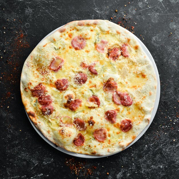 Pizza maison avec fromage et saucisses. Vue de dessus. Espace libre pour votre texte.