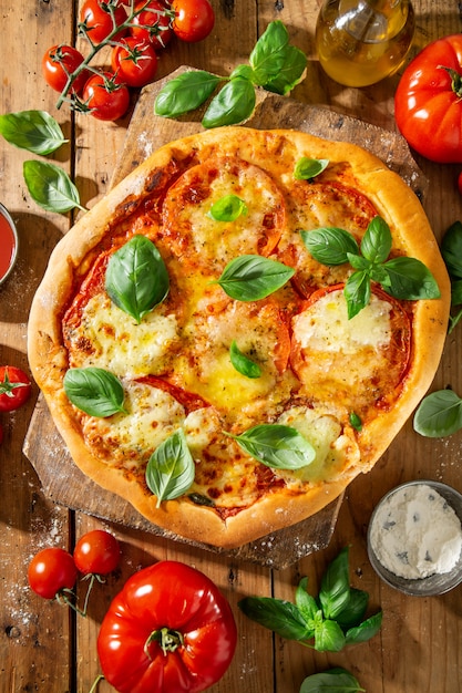 Pizza maison à la mozzarella sur fond en bois