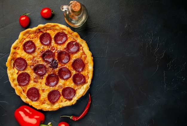 Pizza maison Pepperoni sur fond de pierre avec espace de copie pour votre texte.