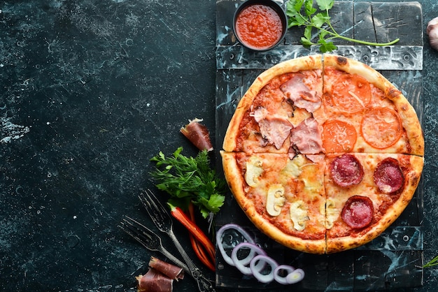 Pizza maison avec salami au bacon et tomates Vue de dessus