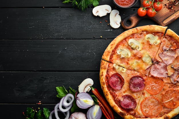 Pizza maison avec salami au bacon et tomates Vue de dessus