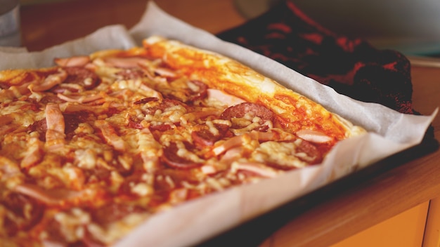 Pizza Maison Simple Sur Une Table En Bois Rustique.