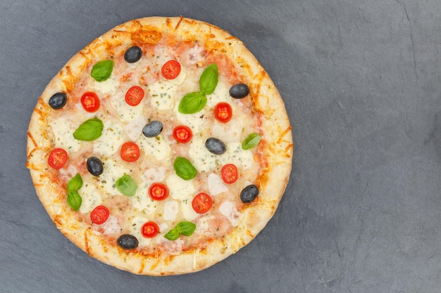 Pizza margarita margherita d'en haut copyspace copier l'espace sur une ardoise