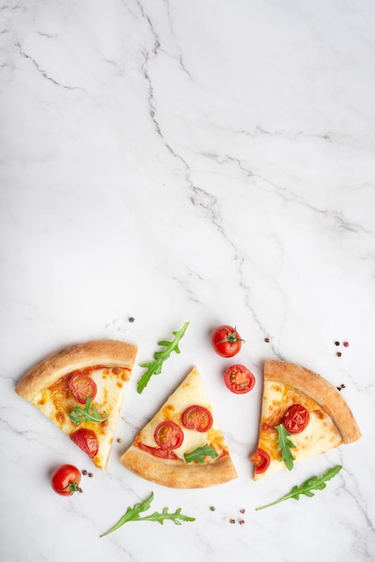 pizza margherita coupée en tranches sur une table en marbre de pierre blanche