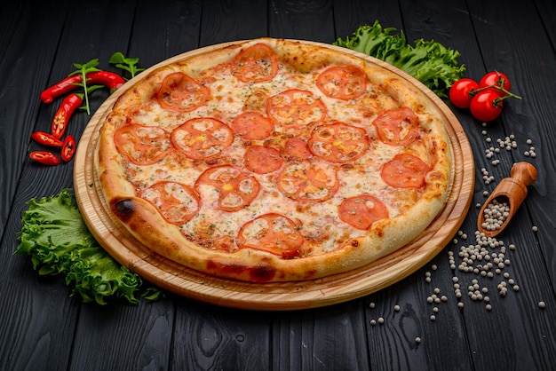 Pizza Margherita sur fond noir