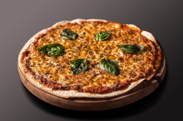 Pizza Margherita isolée sur fond noir