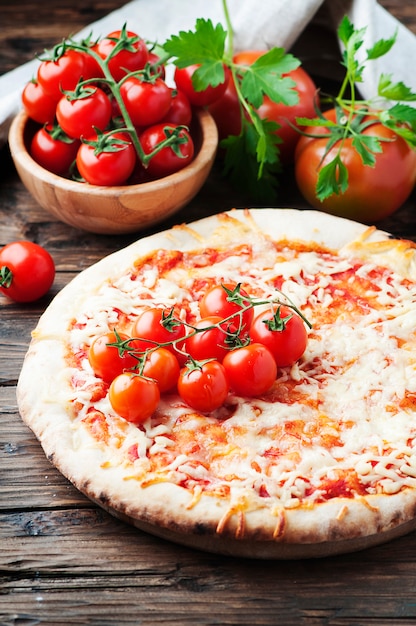 Pizza margherita italienne à la tomate et à la mozzarella