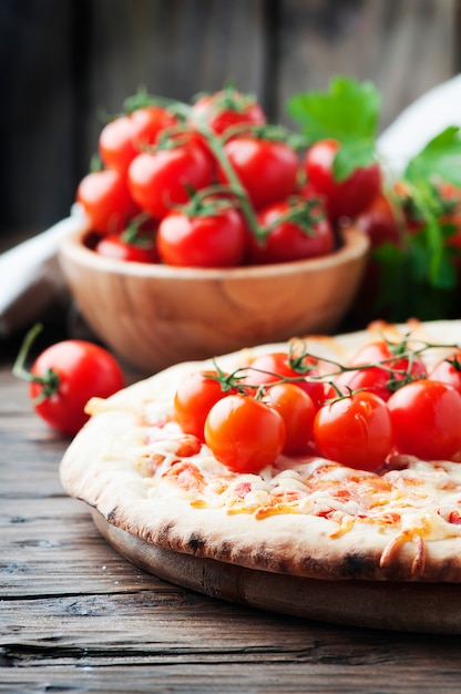 Pizza margherita maison italienne à la tomate