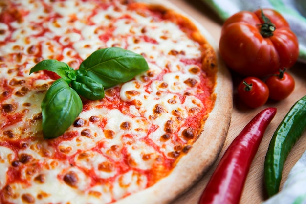 Pizza Marguerite. Pizza napolitaine à base de tomates San Marzano et de mozzarella.