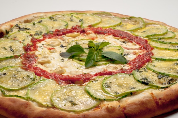 Pizza mozzarella aux courgettes sautées à l'ail et aux herbes.