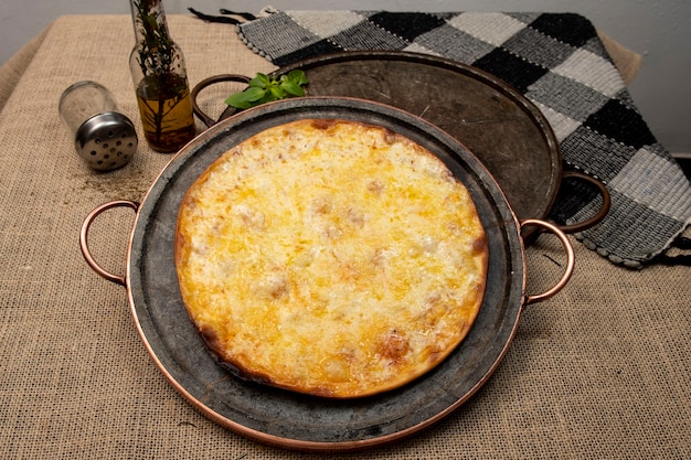 Pizza à la mozzarella brésilienne, vue de dessus