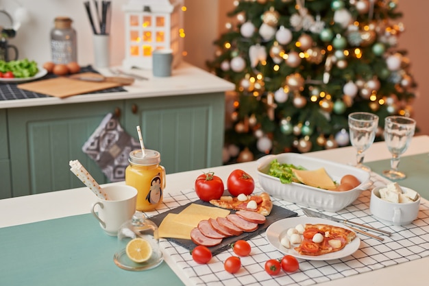 pizza avec mozzarella sur la table de Noël