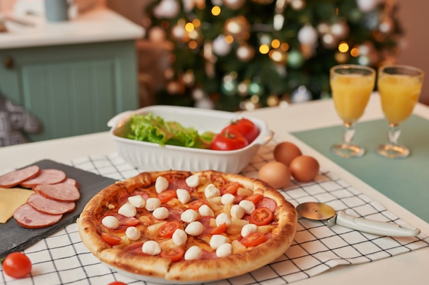 pizza avec mozzarella sur la table de Noël