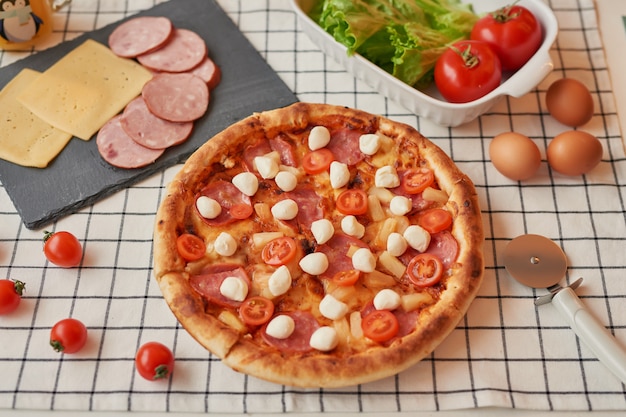 pizza avec mozzarella sur la table de Noël