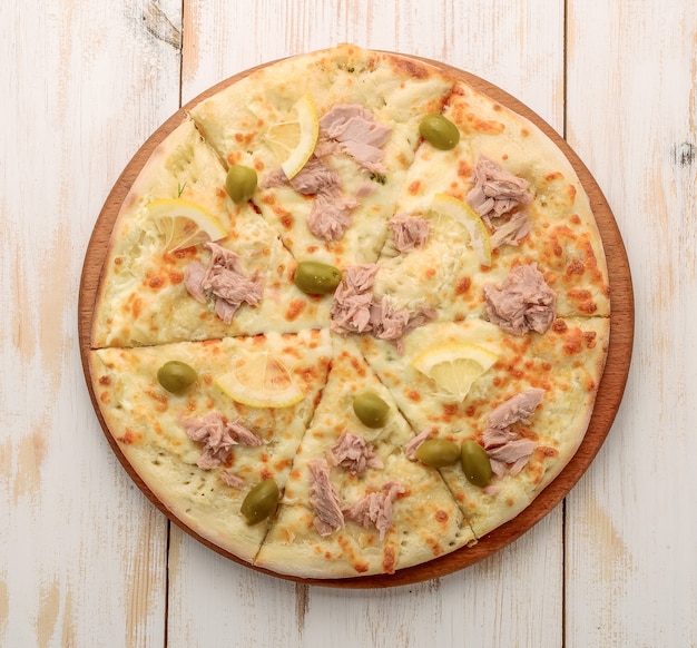 Pizza avec mozzarella, thon, oignons et olives