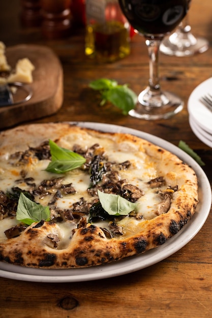 Photo pizza napolitana ou style naples avec des champignons au fromage et du basilic
