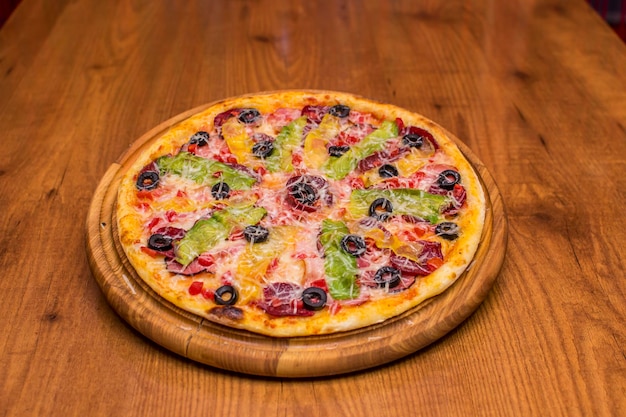 Pizza noire aux tomates saucisses mozzarella et basilic Pâte à la poudre de charbon de bambou sain