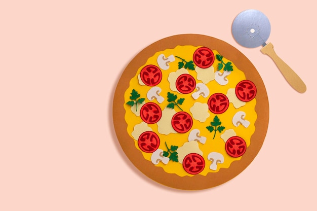 Pizza en papier aux champignons et couteau à pizza
