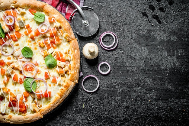 Pizza parfumée au poulet et tomates